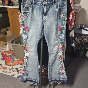 ❤️‍🔥FINAL PRICE❤️‍🔥Embroidered Floral Denim Flare Jeans NEVER WORN